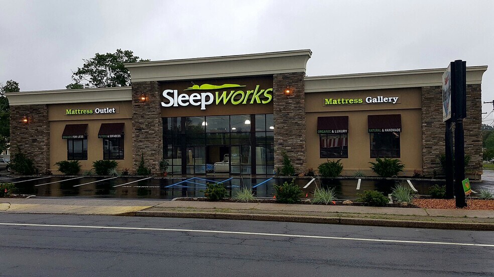 More Photos Of 1696 Sunrise Hwy, Bay Shore Storefront For Lease