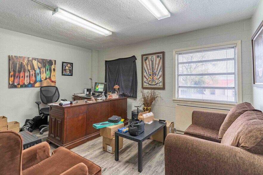 More Photos Of 120 S Commercial Ave, Farmington Office For Sale