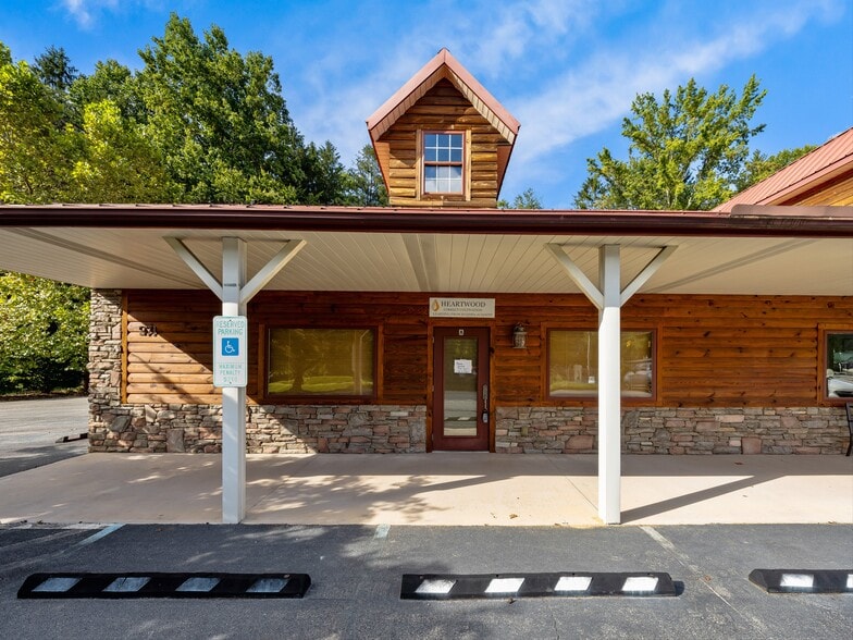 More Photos Of 271 Old Barn Rd, Hendersonville Medical For Sale