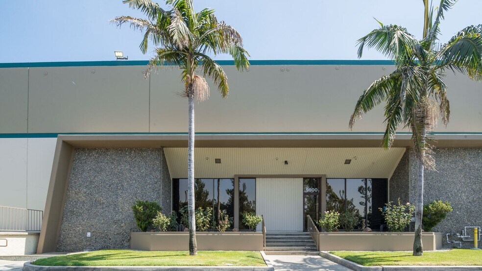 More Photos Of 9500 El Dorado Ave, Sun Valley Warehouse For Lease