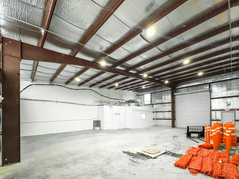 More Photos Of 9013 Pagewood Ln, Houston Warehouse For Sale