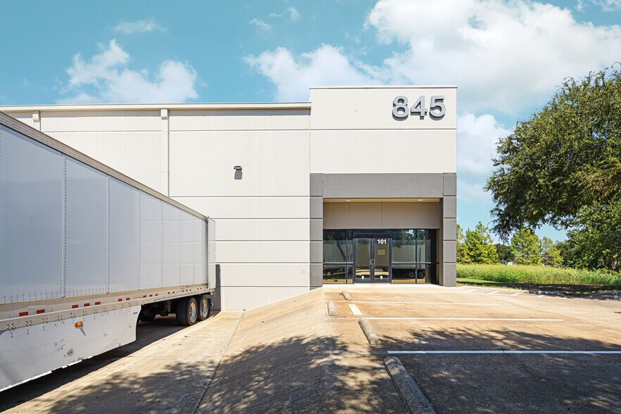 More Photos Of 845 Interchange Blvd, Austin Distribution For Lease