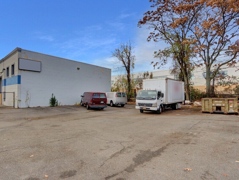 More Photos Of 665 Commercial Ave, Garden City Showroom For Sale