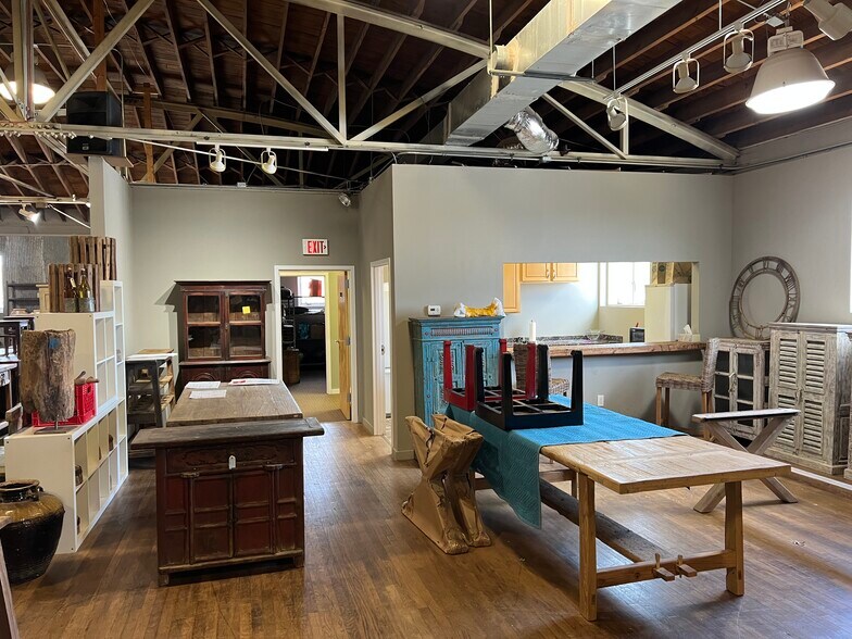 More Photos Of 100 N Centennial Dr, High Point Showroom For Lease