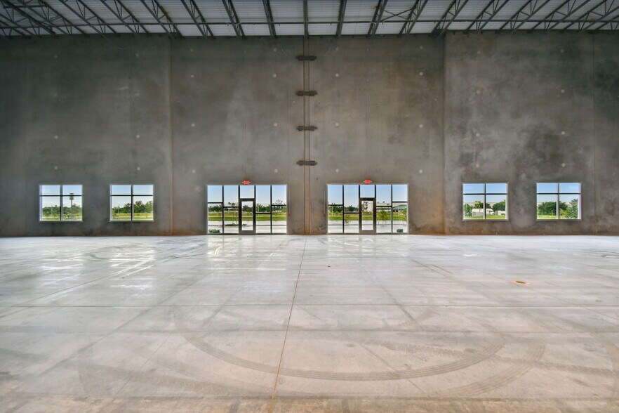 More Photos Of 4505 24th St E, Bradenton Distribution For Lease