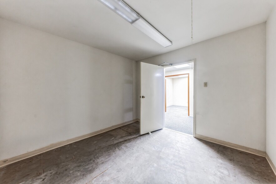 More Photos Of 1611 Old Granger Rd, Taylor Office For Lease