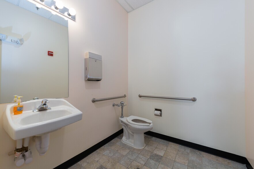 More Photos Of 1446 Merchant Dr, Algonquin Medical For Sale