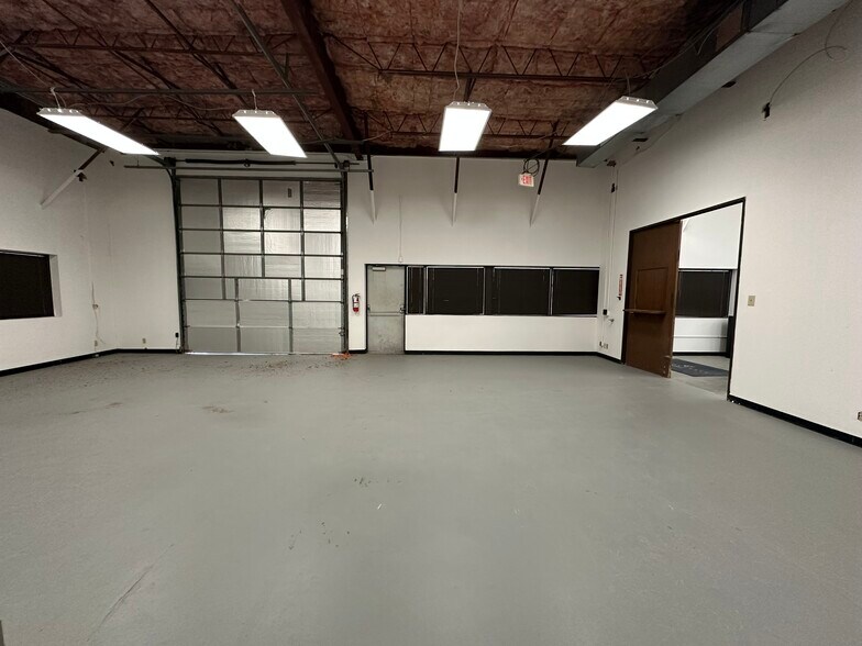 More Photos Of 10595 Westoffice Dr, Houston Light Distribution For Lease