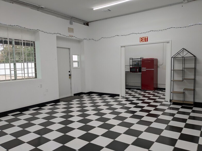 More Photos Of 717 Walnut St, Columbus Storefront Retail Office For Sale