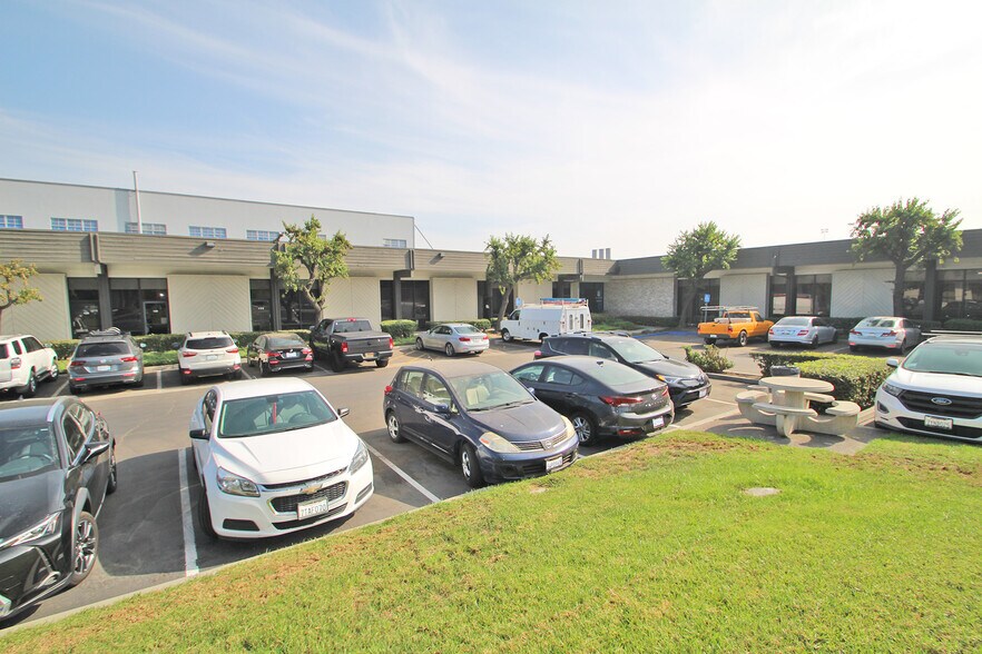 More Photos Of 5900 S Eastern Ave, Commerce Office For Lease