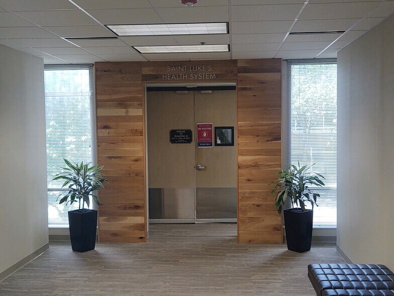 More Photos Of 903 E 104th St, Kansas City Office For Lease