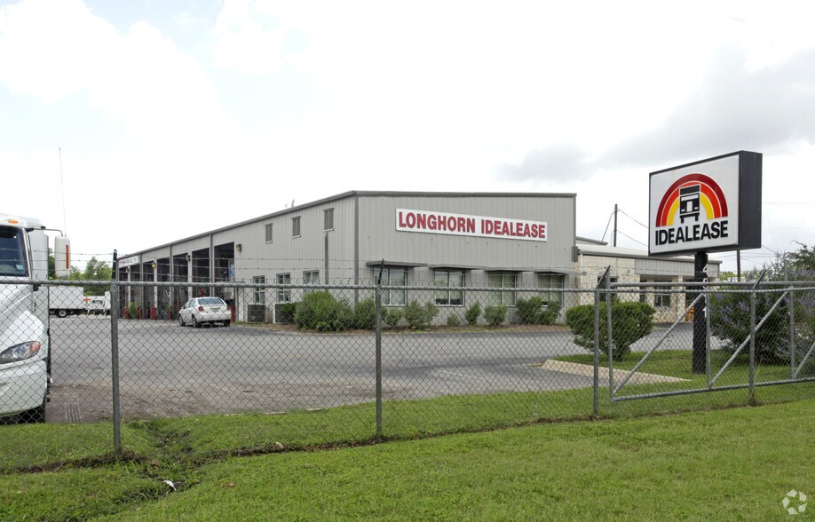 More Photos Of 4811 E 7th St, Austin Auto Repair For Lease