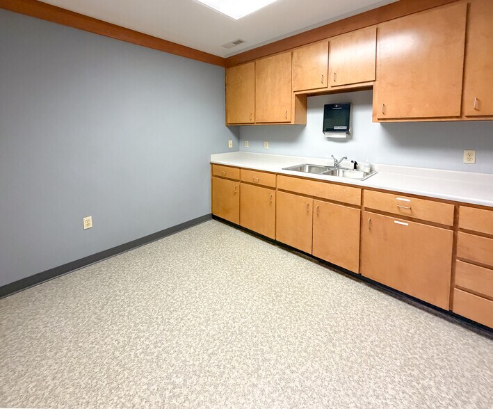 More Photos Of 3610 Moore Duncan Hwy, Moore Medical For Lease