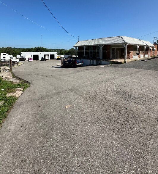 More Photos Of 3040 Manchester Trfy, Kansas City Warehouse For Sale