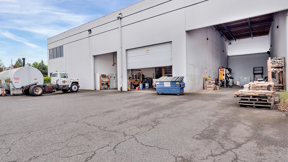 More Photos Of 7025 N Leadbetter Rd, Portland Service For Lease