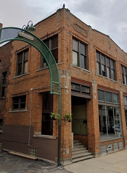 Primary Photo Of 17 W Lawrence St, Pontiac Apartments For Sale