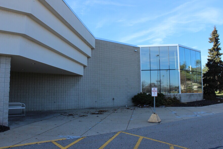 More Photos Of 4325 Breton Rd SE, Grand Rapids Unknown For Lease