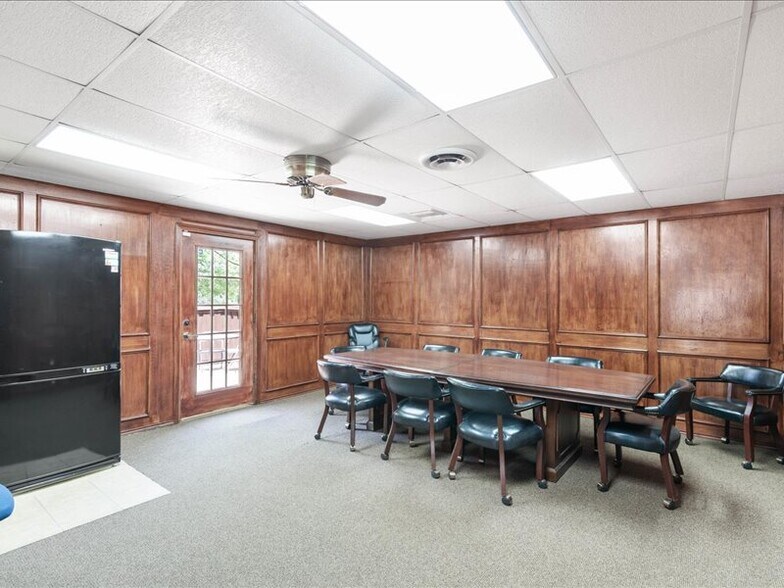 More Photos Of 2020 W Northwest Hwy, Grapevine Office For Lease