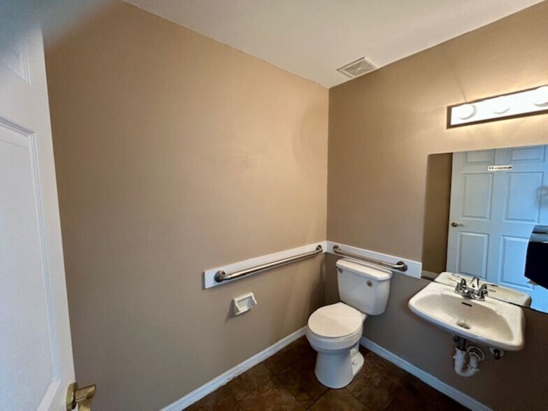 More Photos Of 45390 Green Ave, Callahan Office For Sale