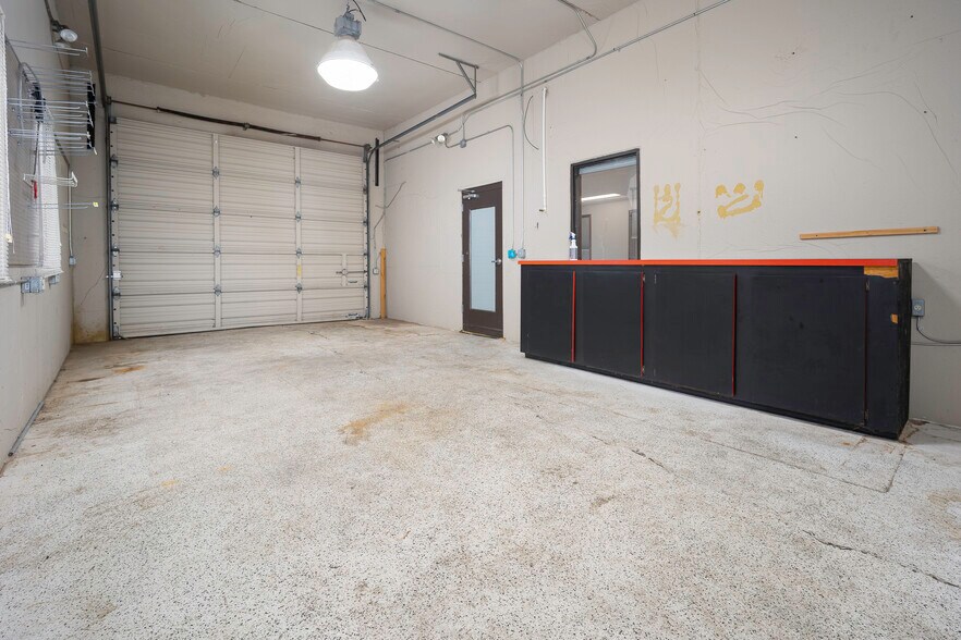 More Photos Of 401 S Ranchwood Blvd, Yukon Flex For Sale