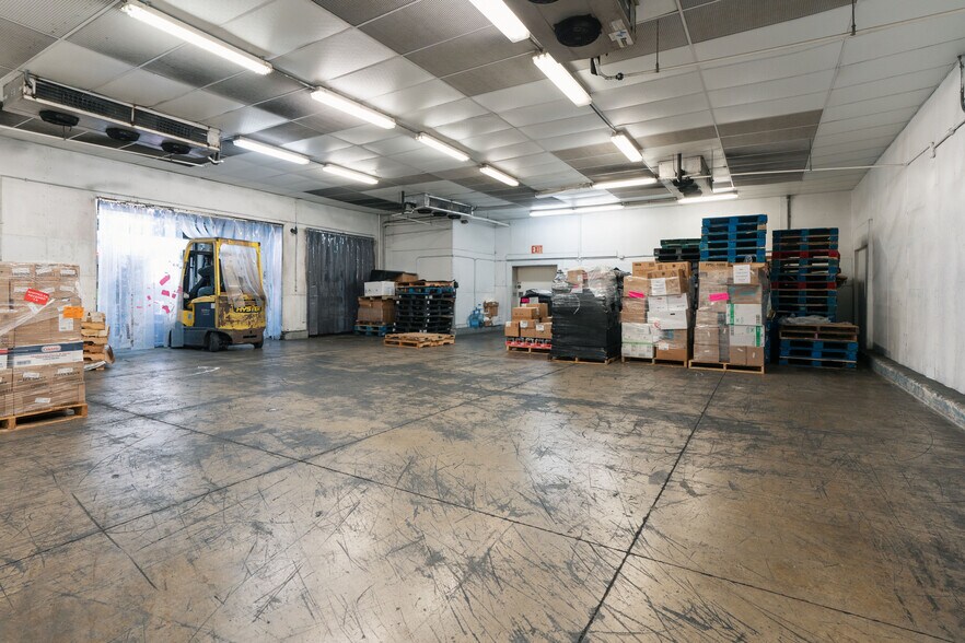 More Photos Of 2613 Waiwai Loop, Honolulu Warehouse For Sale