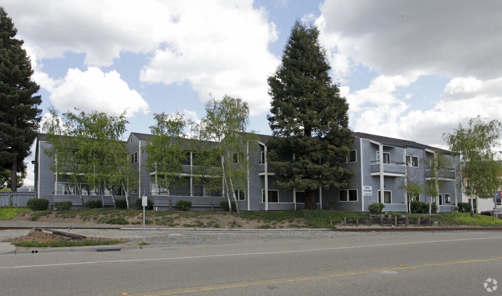 More Photos Of 2100 Embarcadero, Oakland Office For Lease
