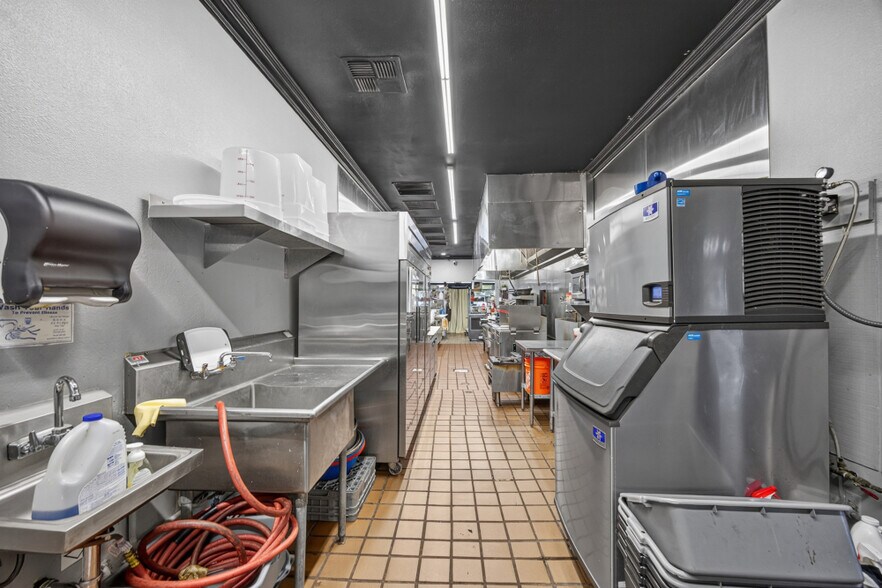 More Photos Of 7121 Governors Cir, Sacramento Restaurant For Sale