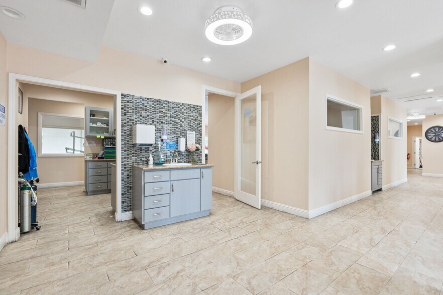 More Photos Of 1665 W Shaw Ave, Fresno Medical For Sale