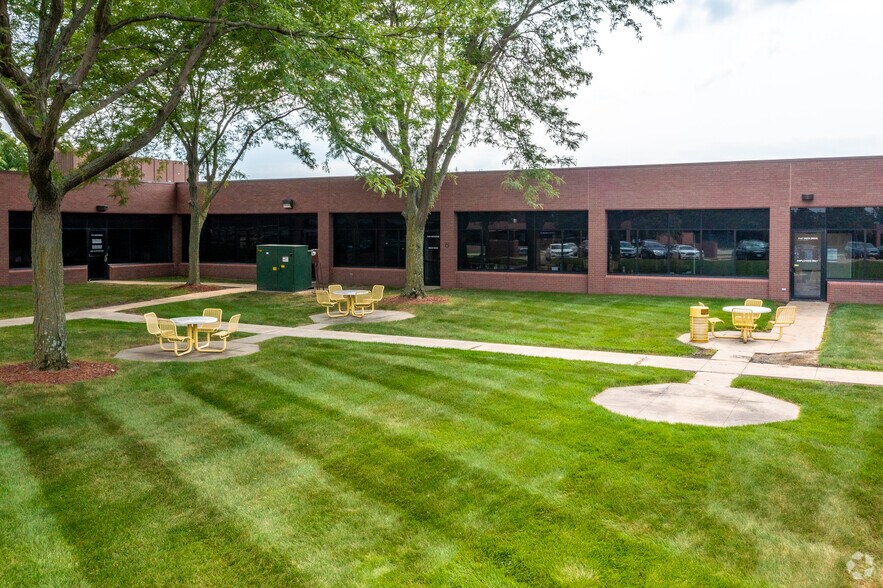 More Photos Of 7101-7199 Vista Dr, West Des Moines Office For Lease