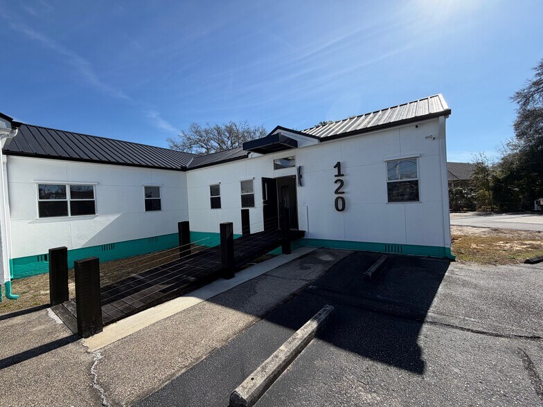 More Photos Of 120 S John Sims Pky, Valparaiso Medical For Lease