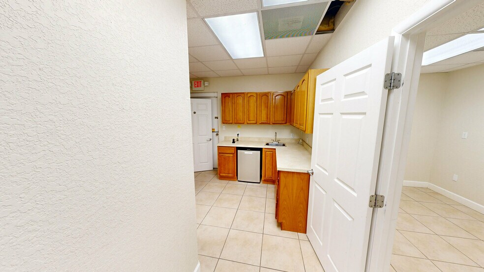 More Photos Of 5151 S Lakeland Dr, Lakeland Office For Sale
