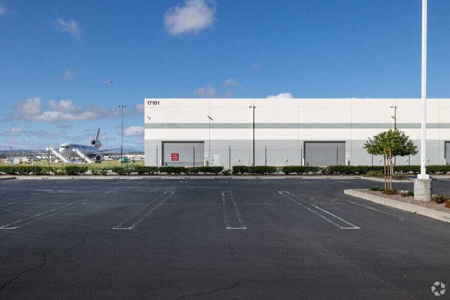 More Photos Of 17101 Heacock St, Moreno Valley Distribution For Lease