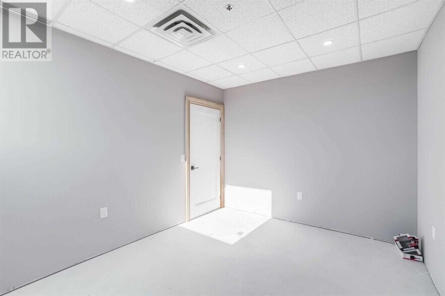 More Photos Of 10 Lightbeam Ter, Brampton Warehouse For Lease