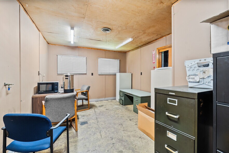 More Photos Of 555 Country Club Rd, Dallas Warehouse For Sale