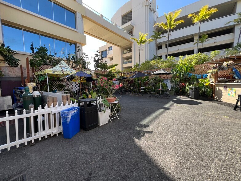 More Photos Of 2440 S Beretania St, Honolulu Bar For Lease