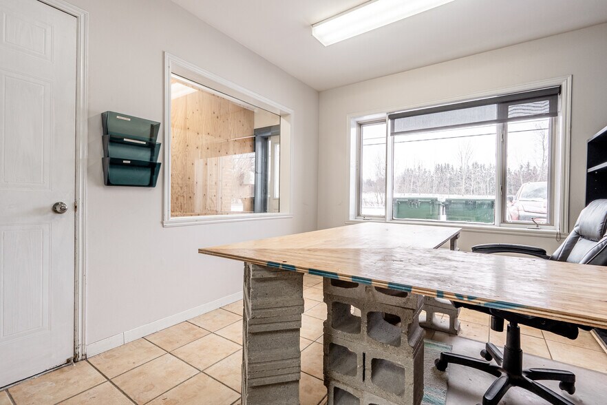 More Photos Of 6535Z-6539Z Rte Louis-S.-Saint-Laurent, Compton Office For Sale