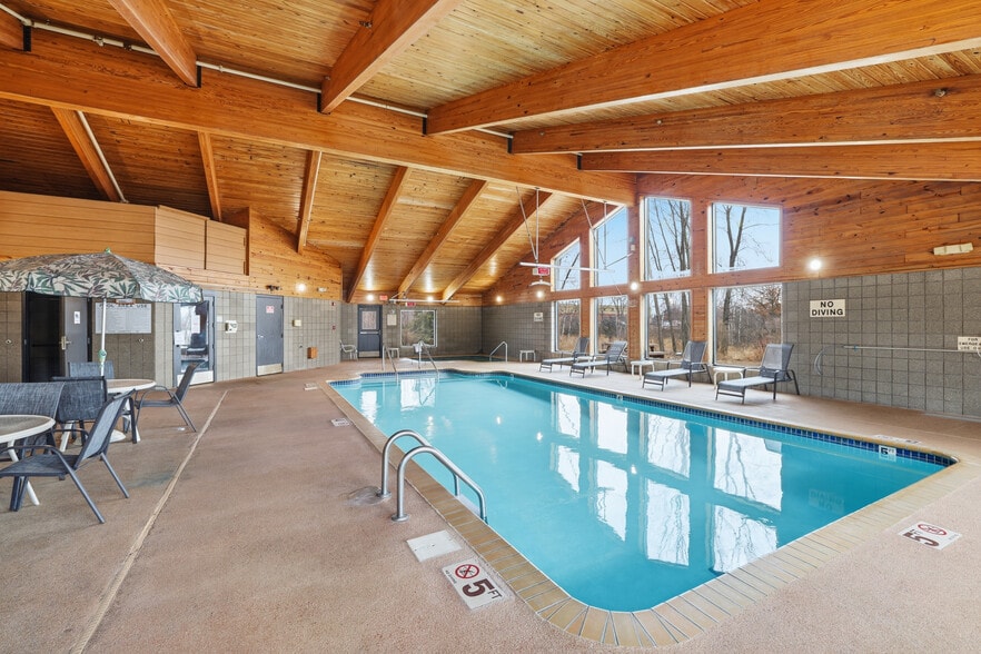 More Photos Of 4675 White Bear Pky, White Bear Lake Hotel For Sale