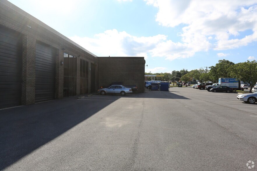 More Photos Of 7701-7717 Penn Belt Dr, Forestville Warehouse For Lease