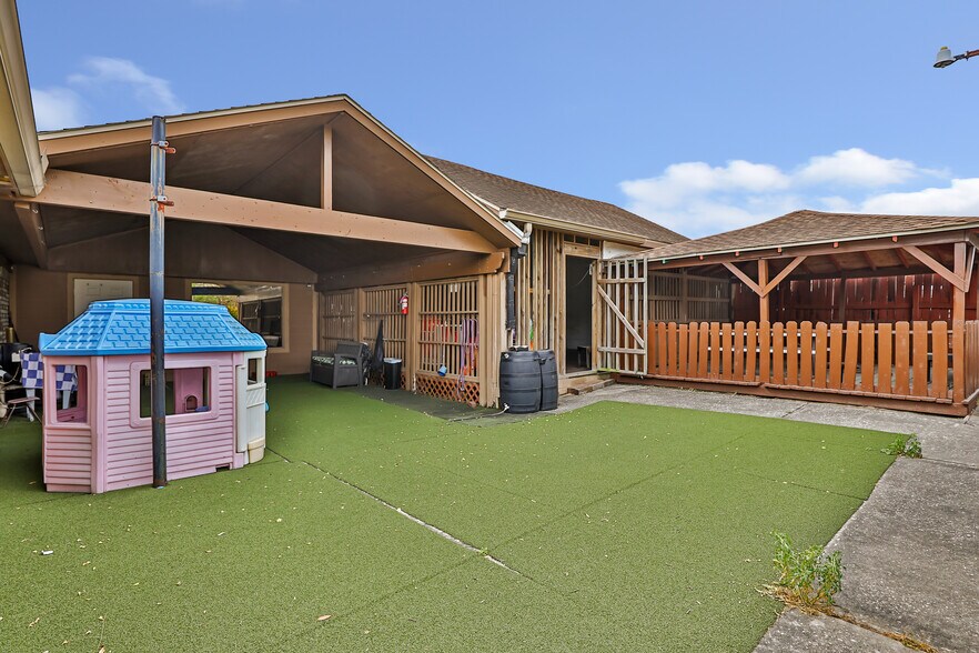 More Photos Of 827 Casey St, Channelview Flex For Sale