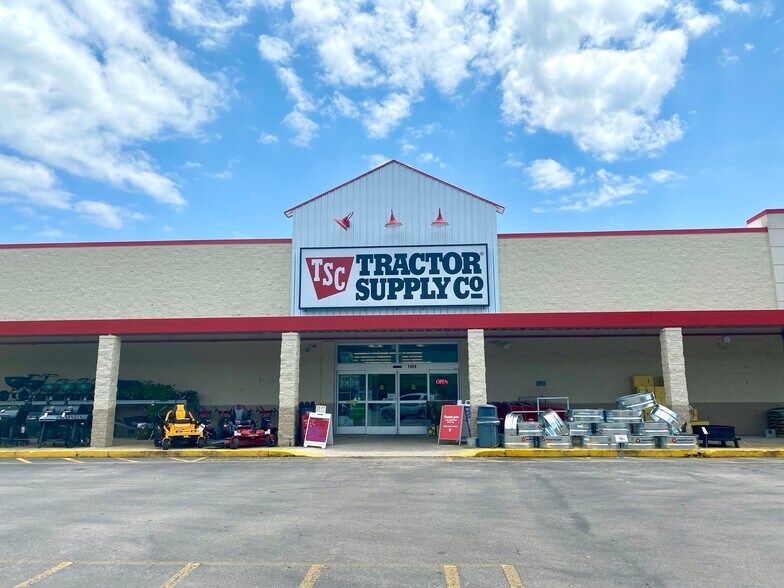 More Photos Of 1496 N Gateway Ave, Rockwood Storefront For Lease