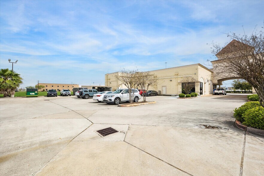 More Photos Of 4450 E Sam Houston Pky S, Pasadena General Retail For Lease