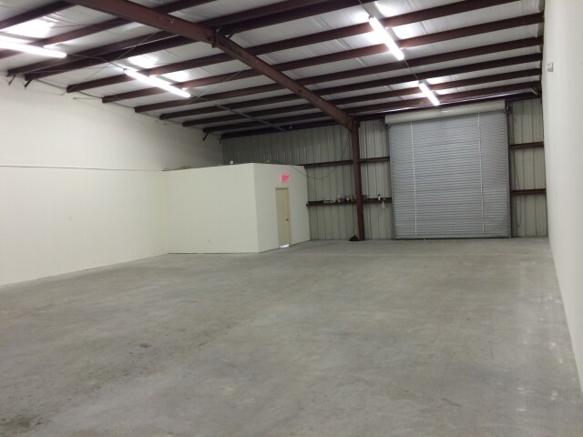 More Photos Of 8561 Rayson Rd, Houston Warehouse For Lease