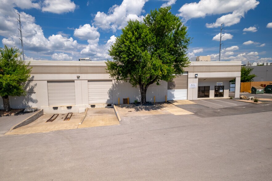 More Photos Of 2400 W Braker Ln, Austin Warehouse For Lease