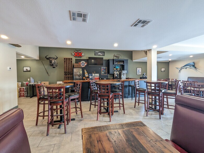 More Photos Of 1465 N Main St, Vidor Freestanding For Sale