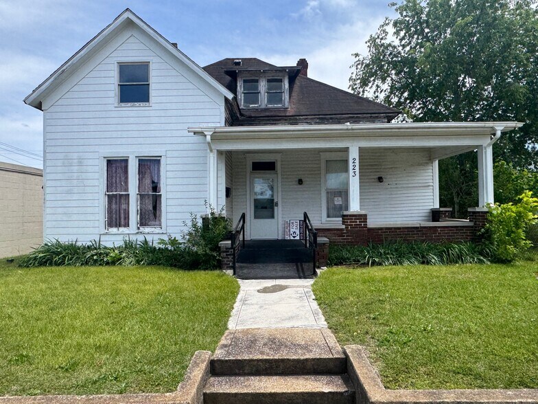 Primary Photo Of 223 N Main St, Dickson Flex For Sale