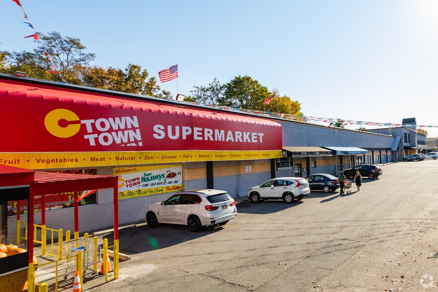 More Photos Of 2071 Clove Rd, Staten Island General Retail For Lease