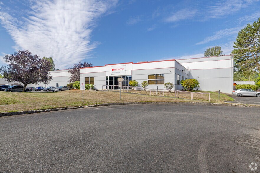 More Photos Of 400 Boundary Blvd, Algona Warehouse For Sale