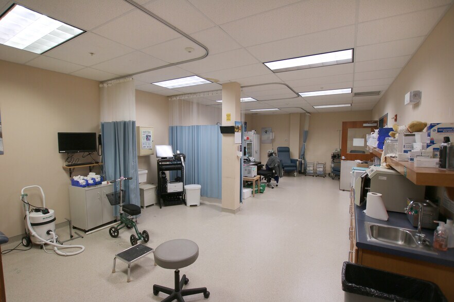 More Photos Of 16 Pelham Rd, Salem Medical For Sale