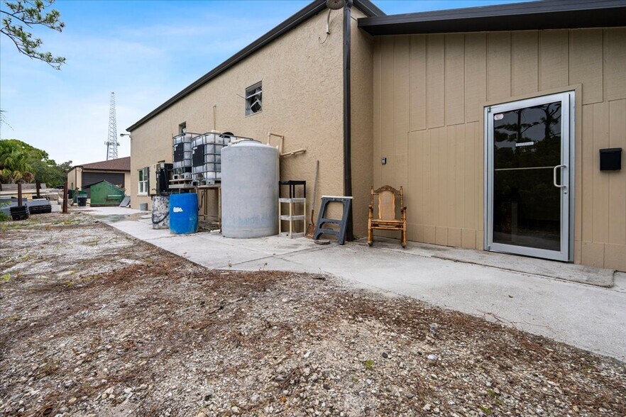 More Photos Of 1434 Market Cir, Port Charlotte Warehouse For Sale