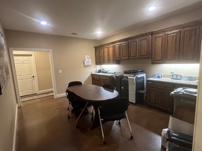 More Photos Of 6413 N State Highway 349, Midland Warehouse For Lease